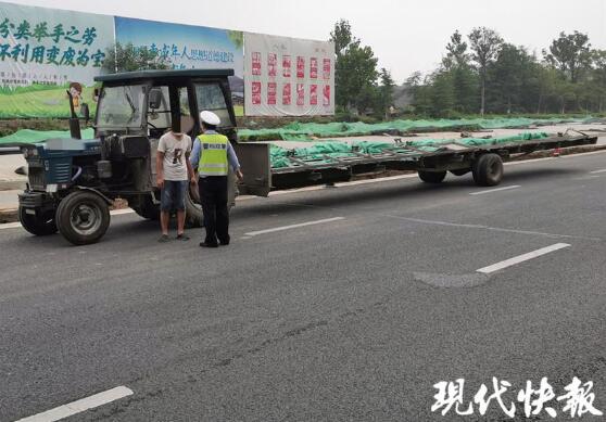 變形金剛？拖拉機私改 變身超長版拖車