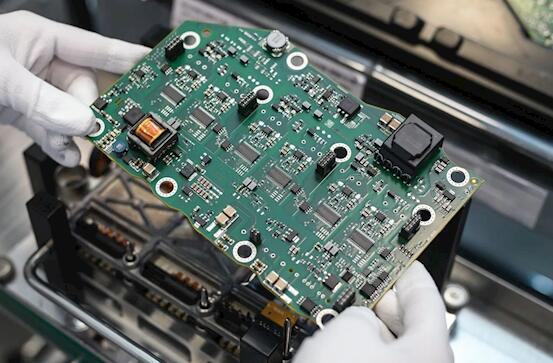 報(bào)告：整車(chē)芯片價(jià)值超2200元 電動(dòng)車(chē)直接翻倍